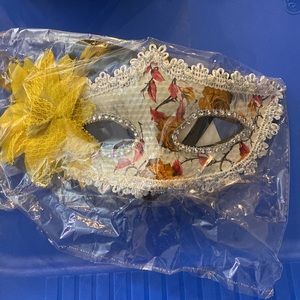 COPY - Mask w/feathers Halloween/Mardi Gras